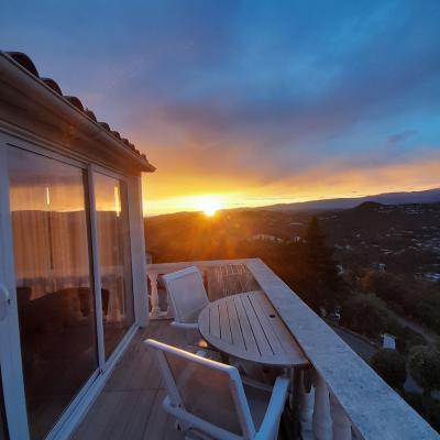 chambre appartement avec terrasse vue 270° mer et montagnes