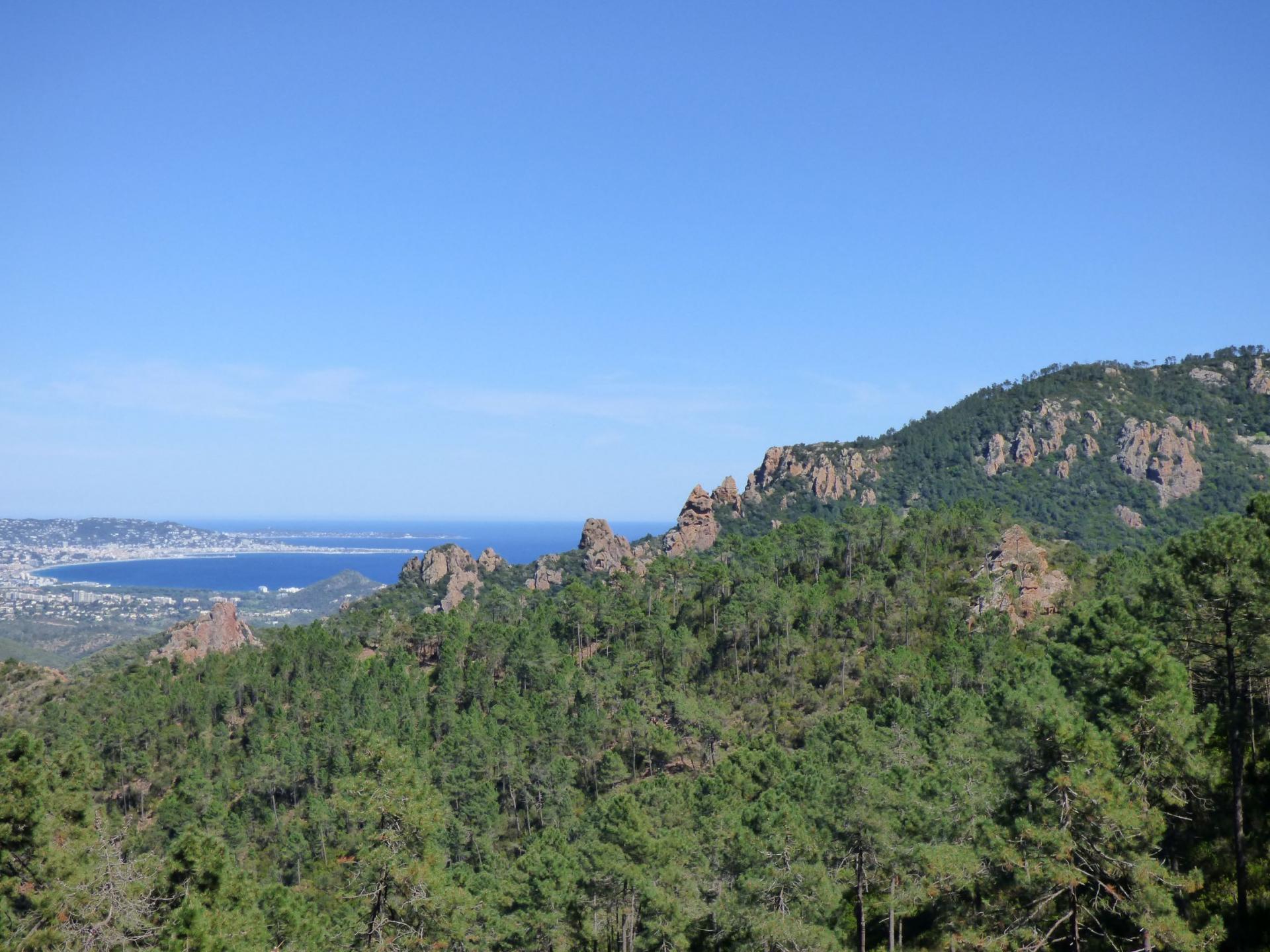 Découvrez les chemins du massif de l'Estérel au départ de notre villa